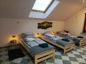 tres camas en una habitación con tragaluz en Apartament Pod Bukami, en Łaziska Górne 58 fotos más