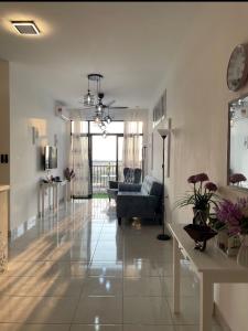 sala de estar con sofá y mesa en Benoni 3 Bedroom - Farah Biz Empire Homestay, en Papar