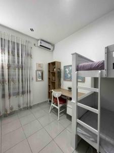 PaparにあるBenoni 3 Bedroom - Farah Biz Empire Homestayのデスク、二段ベッドが備わる客室です。