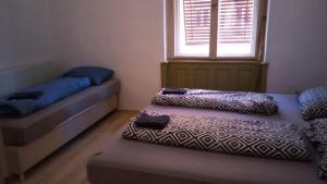 Giường trong phòng chung tại Museum Park Szell str B- Downtown 1 Bedroom+Living Room apartment