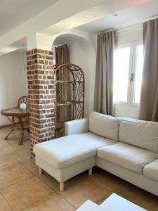- un salon avec un canapé et un mur en briques dans l'établissement Luis Vives, à Gandía