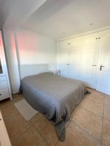 - une chambre avec un lit et des armoires blanches dans l'établissement Luis Vives, à Gandía