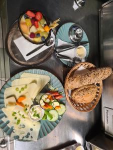 dos platos de queso y pan y una cesta de pan en Hotel - Café - Konditorei Schröckmayr-Kastner, en Neufelden