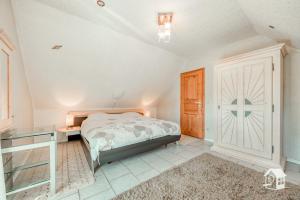 Schlafzimmer mit einem Bett und einer Glastür in der Unterkunft Sonnenhaus in Frauenstein