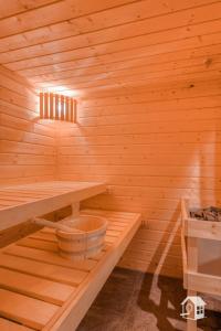 a wooden sauna with a bucket in it at Sonnenhaus in Frauenstein