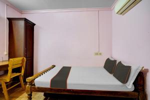 Lova arba lovos apgyvendinimo įstaigoje Collection O Hotel Mali Residency