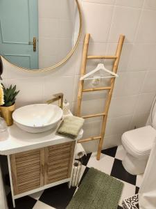 een badkamer met een wastafel en een spiegel bij Apartman Minty in Subotica