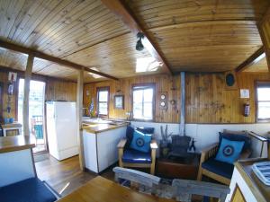 Χώρος καθιστικού στο Knysna Houseboat Myrtle