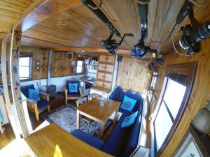 an overhead view of a dining room and living room at Knysna Houseboat Myrtle in Knysna
