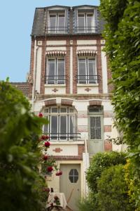 オンフルールにあるHonfleur houseの窓とドアのある高いレンガ造りの建物