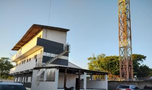 un bâtiment avec une grue en arrière-plan dans l'établissement Águas Quentes, à Caraguatatuba