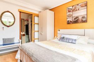Un pat sau paturi într-o cameră la Chambre et petit déjeuner à Socoa