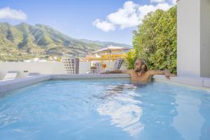 Un uomo sta in piedi in una piscina di Hotel Benahoare a Los Llanos de Aridane