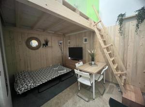 Cette chambre comprend un lit, un bureau et une échelle. dans l'établissement Little Loft 14 appartamento vicino il centro di Bari, à Bari
