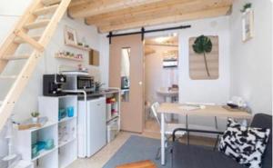 Cette chambre comprend une cuisine avec une table et un escalier. dans l'établissement Little Loft 14 appartamento vicino il centro di Bari, à Bari
