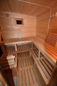 - Vistas al interior de una sauna de madera en Adria bnb, en Adria