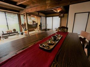 Kura kawamukai / Vacation STAY 35227 في إزومو: طاولة غرفة الطعام مع طبق من الطعام عليها
