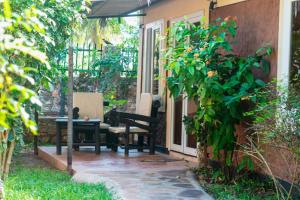 - un jardin avec un piano sur la terrasse dans l'établissement Kijiji Beach Resort, à Dar es Salaam