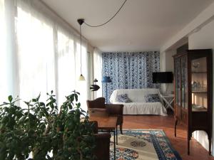 a living room with a bed and a large window at Ferienwohnung Erlkron in Schiedenhohlweg