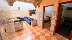 een woonkamer met een blauwe bank in een kamer bij dar haut de gamme Et à un prix imaginaire Hostcom in Oujda