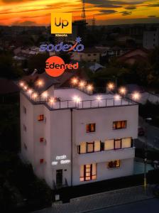 um edifício com um sinal em cima dele à noite em AMADA CITY CENTER em Iaşi