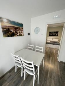 uma mesa branca e cadeiras num quarto com uma cama em da Toni Guesthouse em Borso del Grappa