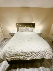 Een bed of bedden in een kamer bij TJ House