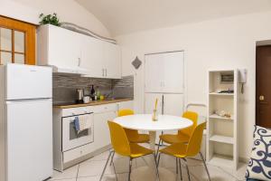 Кухня або міні-кухня у 9 minutes from Termini - Loft with free Wi-Fi and Netflix