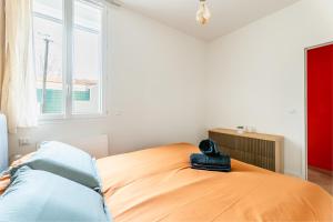 1 dormitorio con 1 cama con sombrero en Bien-être en bord de mer : Terrasse,chambre double, en La Seyne-sur-Mer