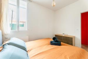 Un dormitorio con una cama con un sombrero encima. en Bien-être en bord de mer : Terrasse,chambre double, en La Seyne-sur-Mer
