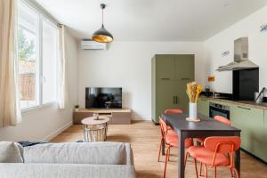a kitchen and living room with a table and chairs at Bien-être en bord de mer : Terrasse,chambre double in La Seyne-sur-Mer