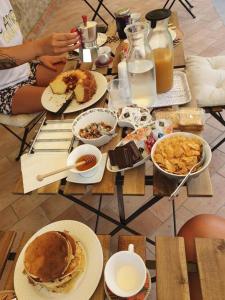 una mesa cubierta con platos de comida y bebida en Lady Food Location, en Cava deʼ Tirreni