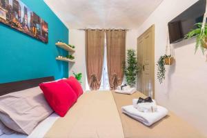 トリノにあるLoft “Green & Relax” [in the heart of Turin]のベッドルーム1室(大型ベッド1台、赤と白の枕付)