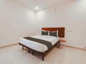 Un dormitorio con una cama grande en una habitación. en Super Collection O White Ridge Kamineni, en Hyderabad