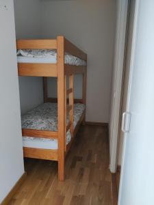 a small room with two bunk beds in it at La Pradella appartement 4/6 places in Bolquere Pyrenees 2000