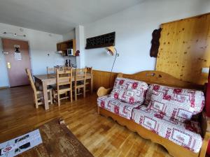 ein Wohnzimmer mit einem Bett und einem Esszimmer in der Unterkunft La Pradella appartement 4/6 places in Bolquere