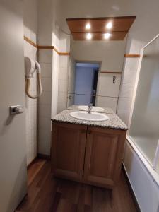 een badkamer met een wastafel en een bad bij La Pradella appartement 4/6 places in Bolquere Pyrenees 2000