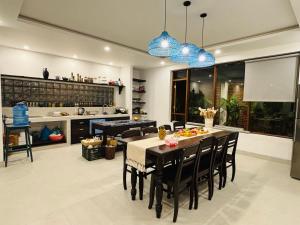 a kitchen and dining room with a table and chairs at Soleil de An Bang Villa in An Bang