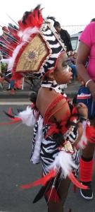 Une jeune fille en costume lors d'une parade dans l'établissement Country Lodge La Pléiade, à Sainte-Anne