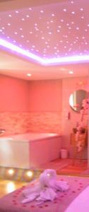 una sala de estar con una habitación de color rosa con barra en Studio Love Spa Baignoire XXL Port Vieux La Ciotat, en La Ciotat