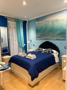 Un dormitorio azul con una cama con toallas. en Etere in Prati Rooms, en Roma