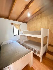 1 dormitorio con 2 literas en una casa en Hotel Costa Pichidangui, en Pichidangui