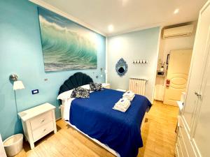 una camera blu con un letto e un dipinto sul muro di Etere in Prati Rooms a Roma