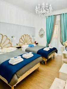 - une chambre avec 2 lits et un lustre dans l'établissement Etere in Prati Rooms, à Rome