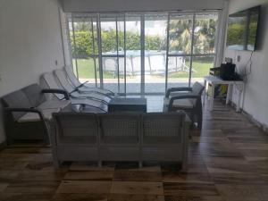 uma sala de estar com cadeiras, um sofá e uma mesa em Casa Club Caminos del Peñón em El Brasil