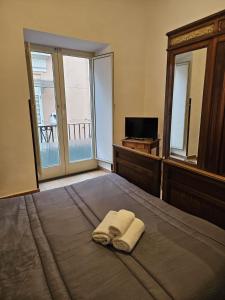 1 dormitorio con 1 cama con 2 toallas en B&B Ambra, en Sarno