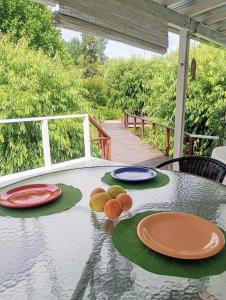 a table with plates sitting on top of it at Casa quinta de rio dos in Tigre