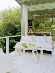 a porch with a white couch and a table at Casa quinta de rio dos in Tigre +5 photos