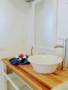 a white bowl on a wooden counter in a bathroom at Casa quinta de rio dos in Tigre