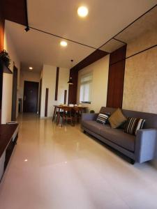una sala de estar con un sofá y una mesa en Peaceful Forestcity Ataraxia home, en Gelang Patah